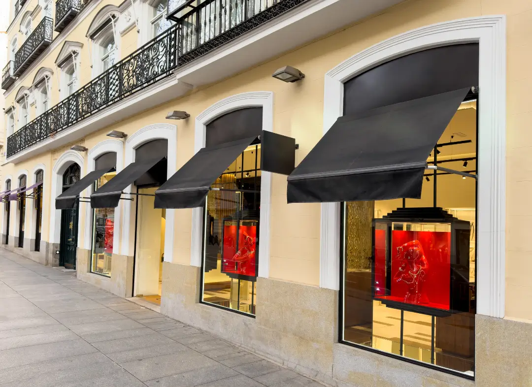 Façade vitrine de magasin en aluminium sur mesure à Bretteville-sur-Odon